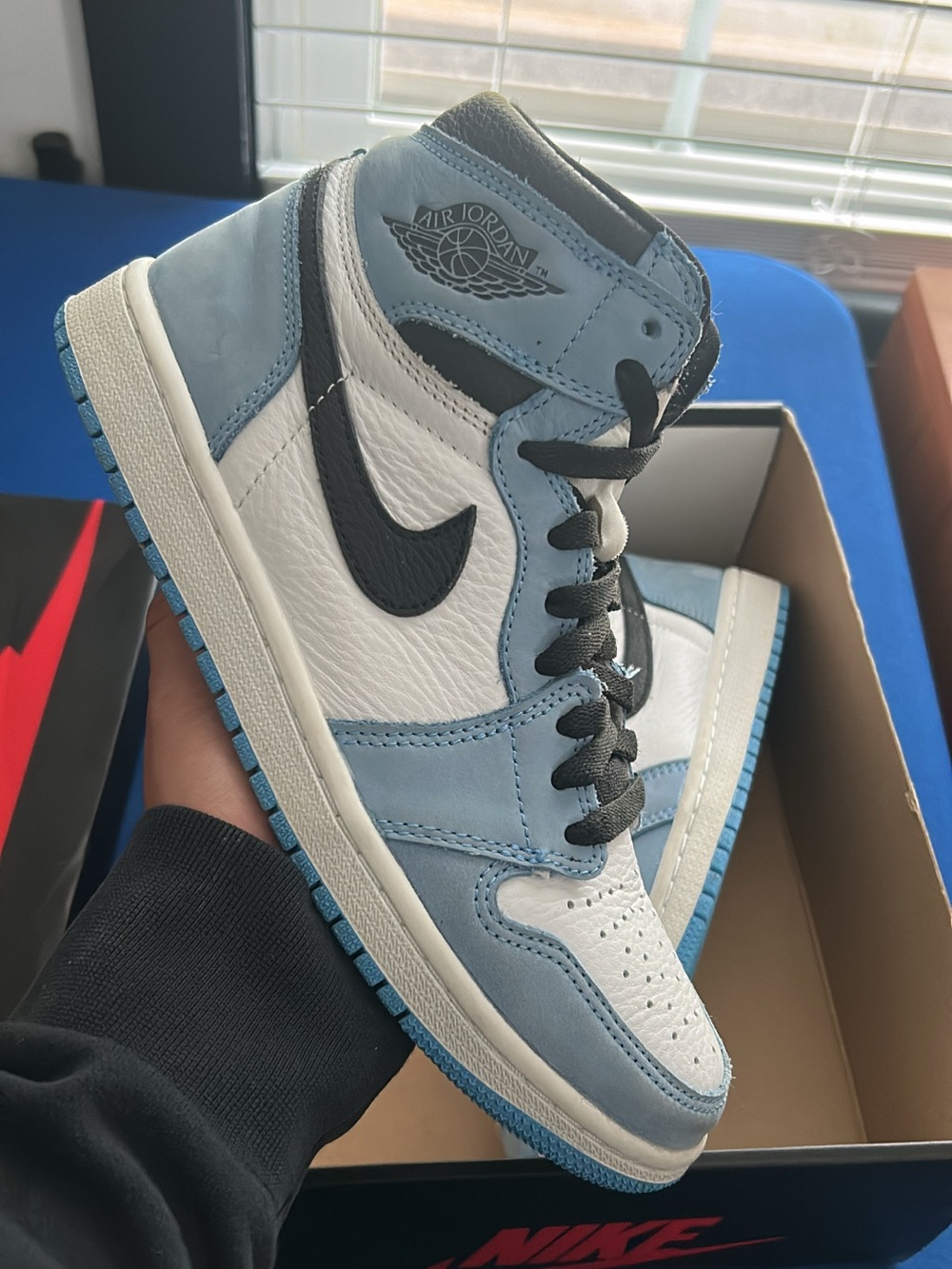 Nike Air Jordan 1 Retro High OG
"university blue”